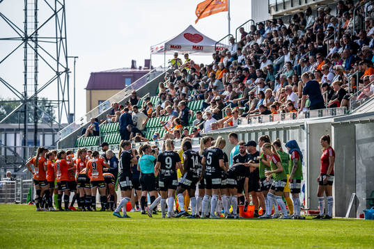 Kristianstads och Piteås spelare samlas vid en vätskepaus