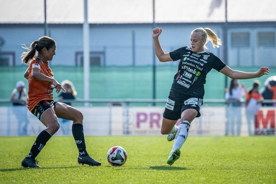 Kristianstads Carly Wickenheiser och Piteås Wilma Carlsson