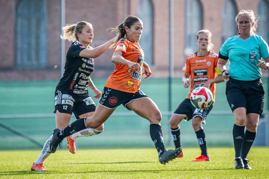 Piteås Fanny Andersson och Kristianstads Carly Wickenheiser