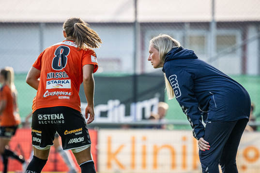 Kristianstads Alice Nilsson i samtal med tränare Elisabet