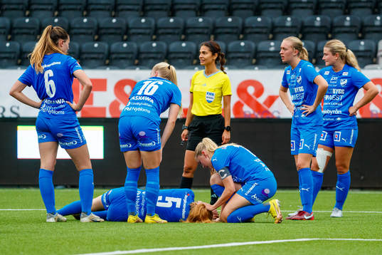 Kalmars Vera Andersson ligger skadad på gräset