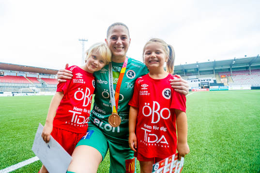 Örebros Tove Enblom med bronsmedaljen från VM runt halsen