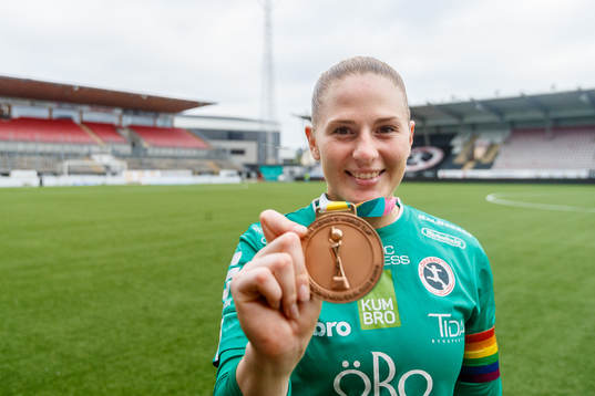 Örebros Tove Enblom med sin bronsmedalj från VM