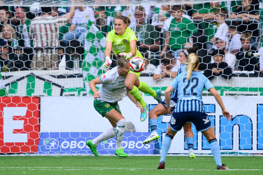 Hammarbys Eva Nyström, Hammarbys målvakt Anna Tamminen