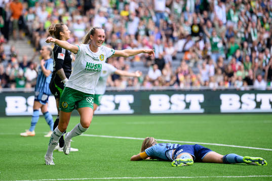 Hammarbys Ellen Wangerheim jublar och Djurgårdens Matilda