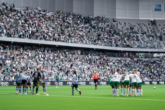 Djurgårdens och Hammarbys spelare samlas