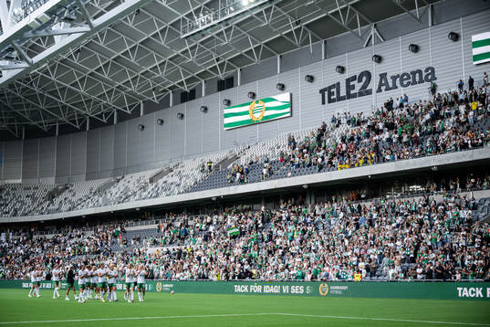 Hammarbys spelare jublar framför supportrarna