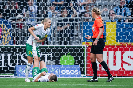 Hammarbys Alice Carlsson och Domare Tess Olofsson
