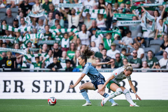 Djurgårdens Julia Walentowicz och Hammarbys Matilda Vinberg