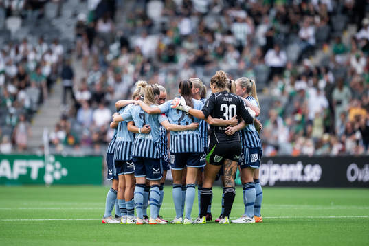 Djurgårdens spelare samlas i en ring