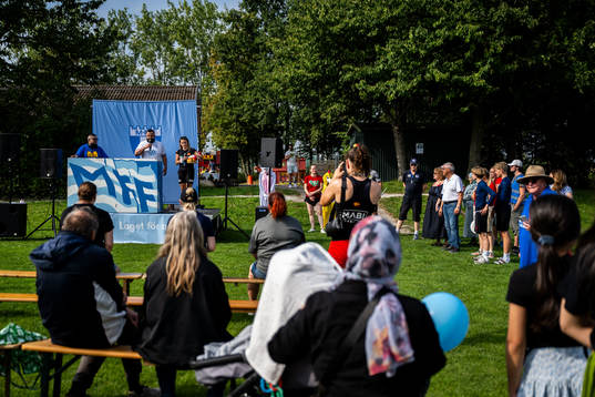 Besökare lyssnar på föreningar på scenen