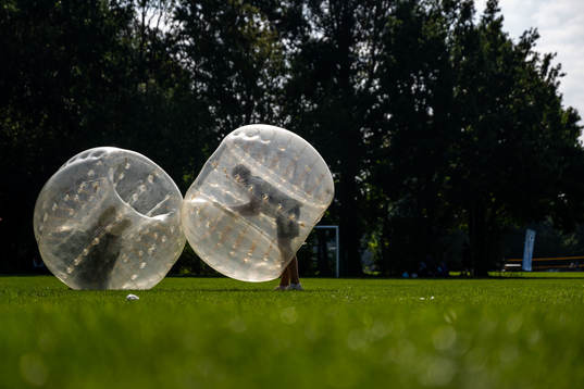 Besökare testar Bumperballs