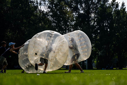 Besökare testar Bumperballs