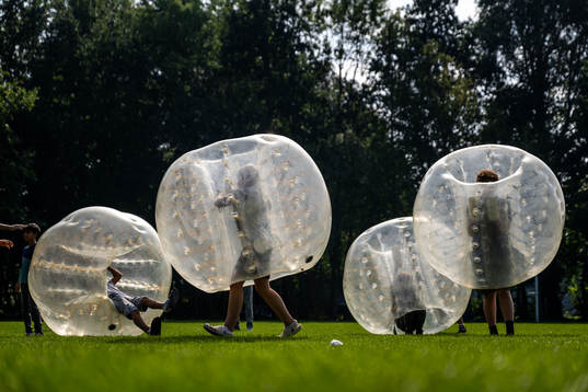 Besökare testar Bumperballs