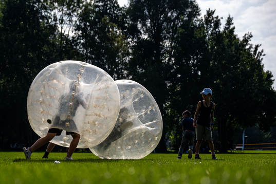 Besökare testar Bumperballs