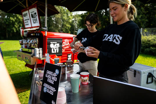 Oatly på plats och delar ut glass