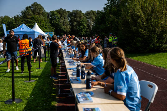 Spelare från Malmö FFs damlag skriver autografer