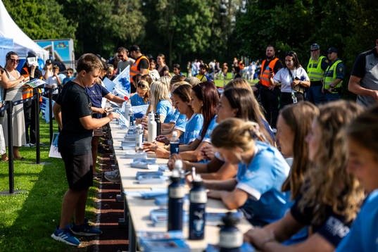 Spelare från Malmö FFs damlag skriver autografer