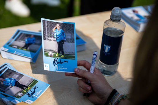 Malmö FFs målvakt Julia Cavander skriver autografer
