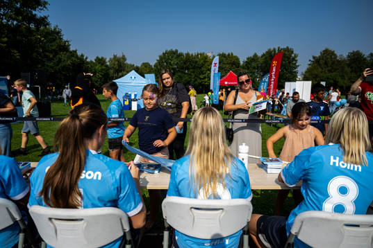 Spelare från Malmö FFs damlag skriver autografer