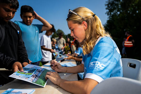 Spelare från Malmö FFs damlag skriver autografer