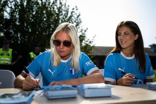Spelare från Malmö FFs damlag skriver autografer