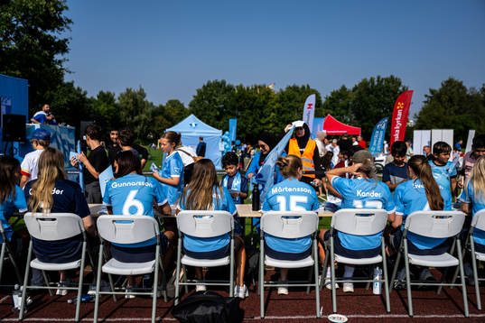 Spelare från Malmö FFs damlag skriver autografer