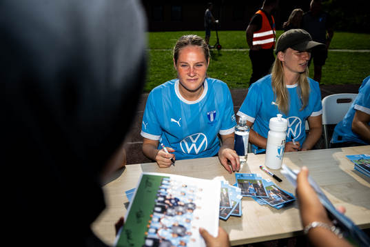Malmö FFs Linnea Svensson skriver autografer