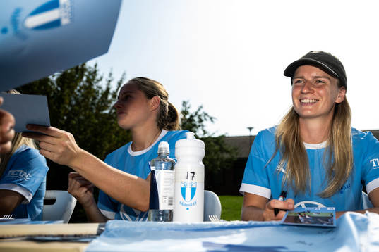 Malmö FFs Amanda Kander skriver autografer
