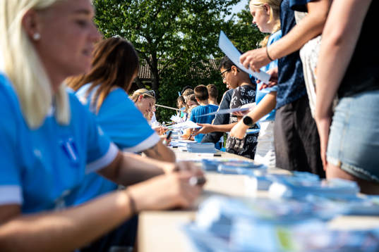 Malmö FFs damlag skriver autografer