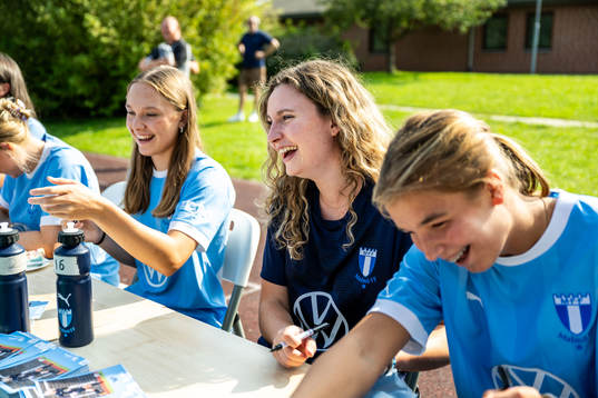 Malmö FFs målvakt Linnéa Hagberg skriver autografer