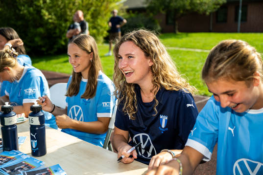 Malmö FFs målvakt Linnéa Hagberg skriver autografer