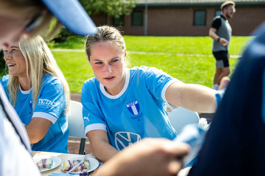 Malmö FFs Linnea Svensson skriver autografer