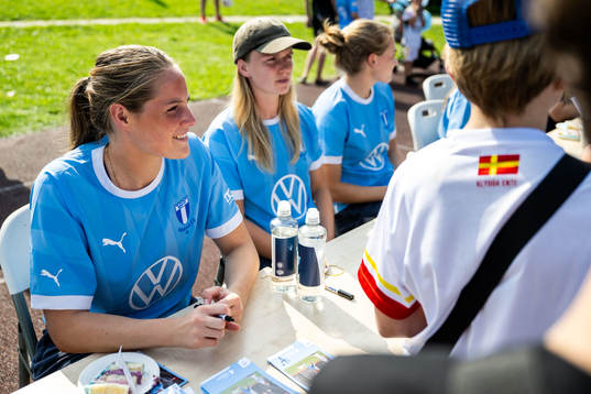 Malmö FFs Linnea Svensson skriver autografer