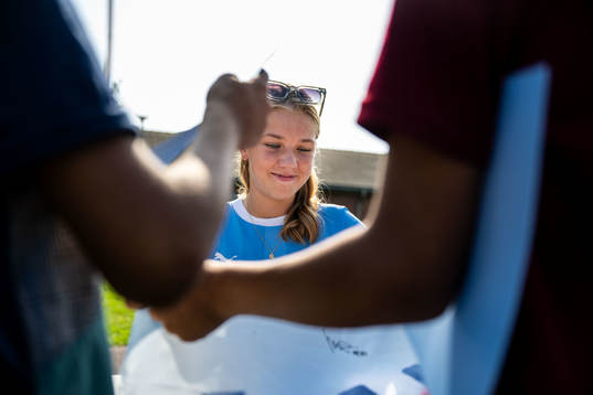 Malmö FFs spelare skriver autografer