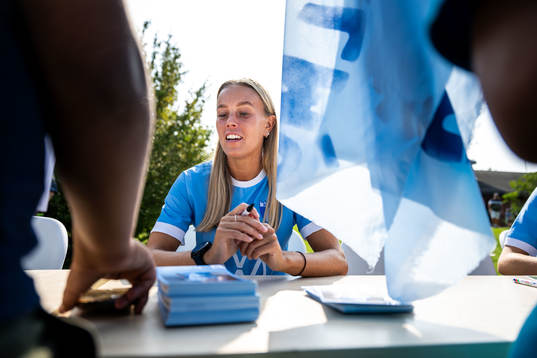 Malmö FFs spelare skriver autografer
