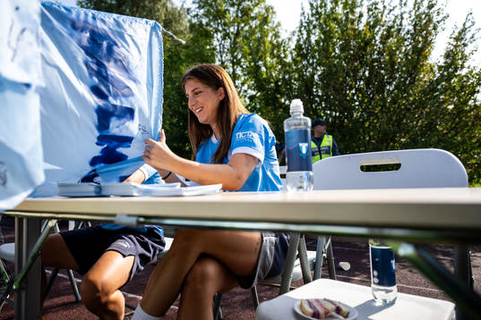 Malmö FFs spelare skriver autografer