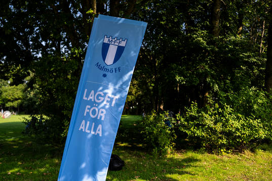En flagga med texten Laget För Alla