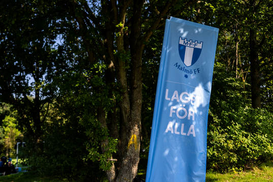 En flagga med texten Laget För Alla