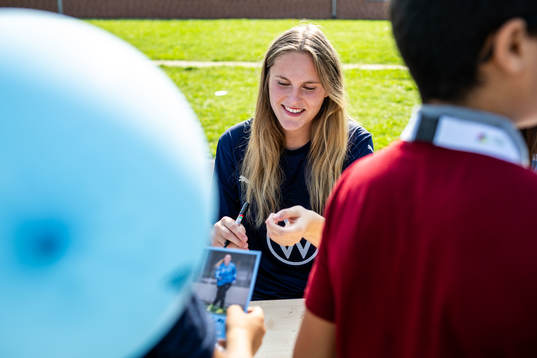 Malmö FFs målvakt Julia Cavander skriver autografer