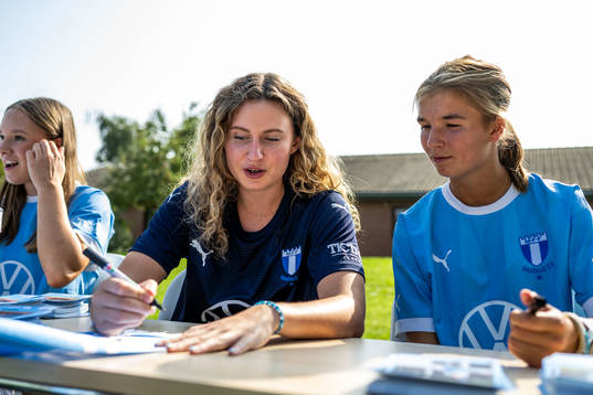 Malmö FFs målvakt Linnéa Hagberg skriver autografer
