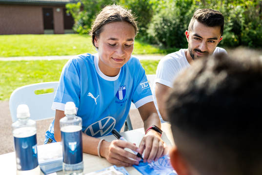 Malmö FFs spelare skriver autografer
