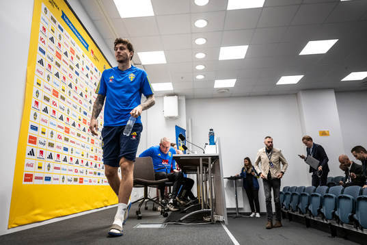 Victor Nilsson Lindelöf and head coach Janne Andersson of