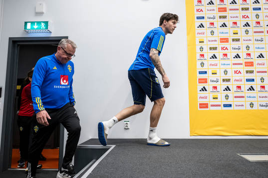 Head coach Janne Andersson and Victor Nilsson Lindelöf of