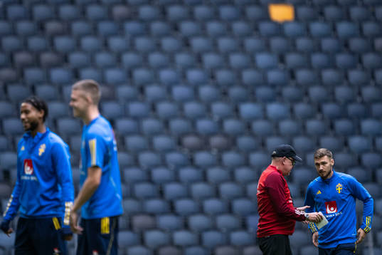 Head coach Janne Andersson and Linus Wahlqvist-Egnell of