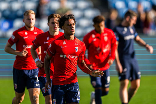 Oscar Bobb of Norway warms up