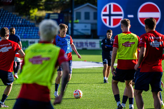 David Møller Wolfe of Norway warms up