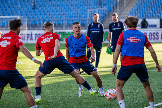 Leo Fuhr Hjelde of Norway warms up