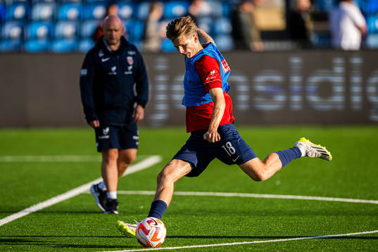 David Møller Wolfe of Norway warms up