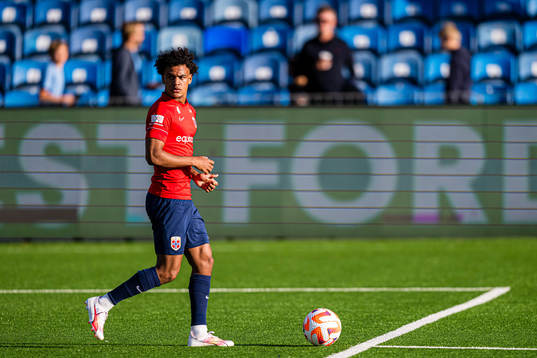 Oscar Bobb of Norway warms up